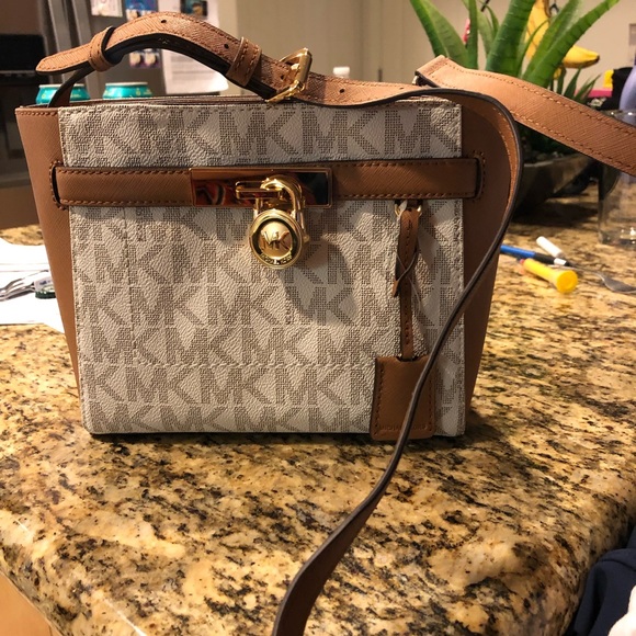 Michael Kors Cross Over Sm Purse Like new - Picture 2 of 2